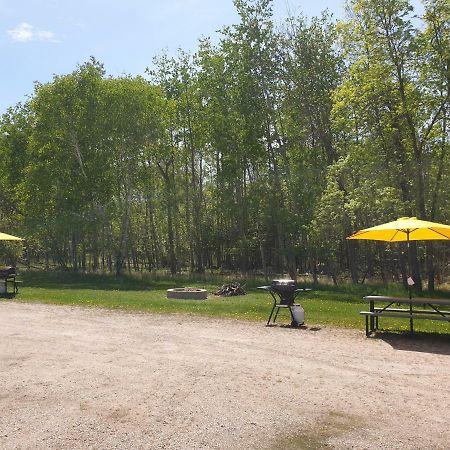 Pinawa Motel Экстерьер фото