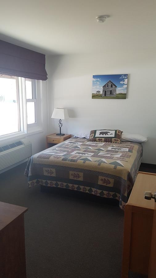 Pinawa Motel Экстерьер фото