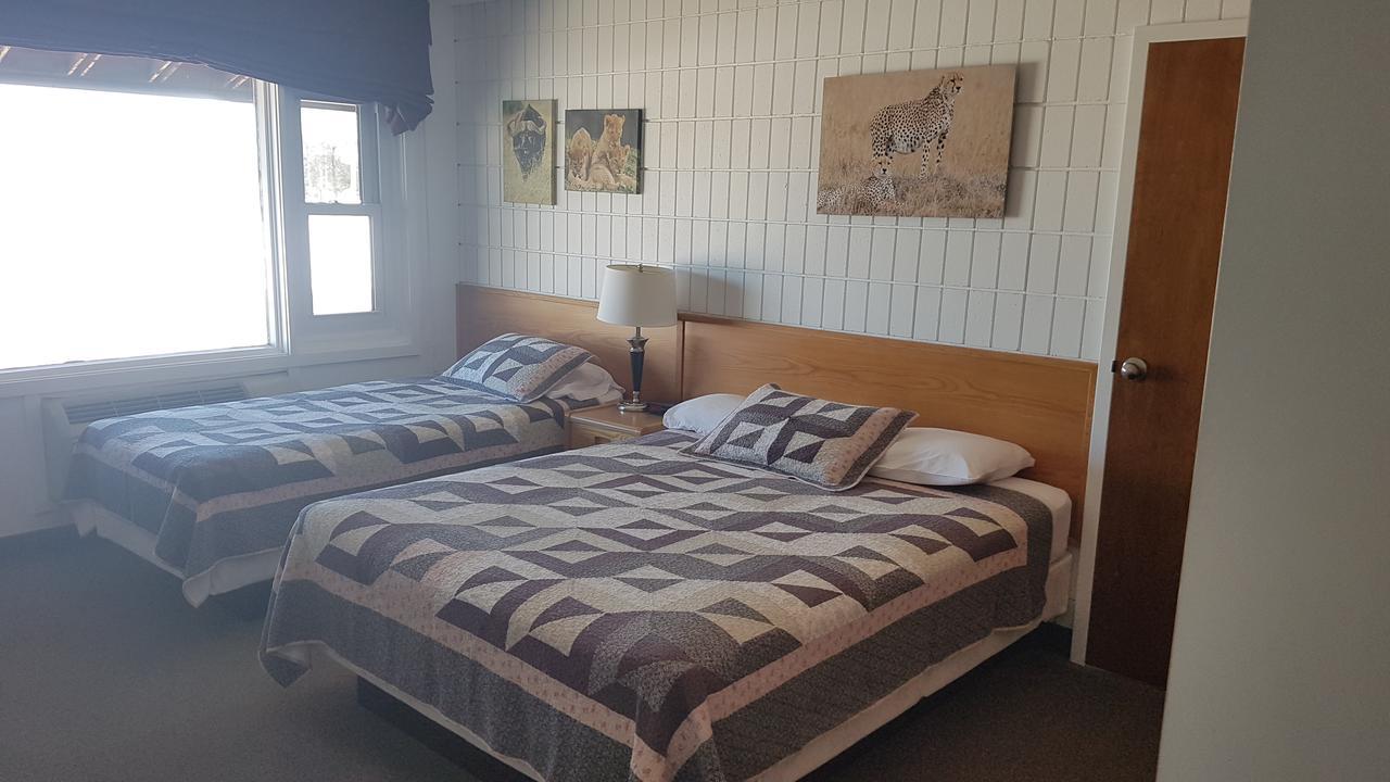 Pinawa Motel Экстерьер фото