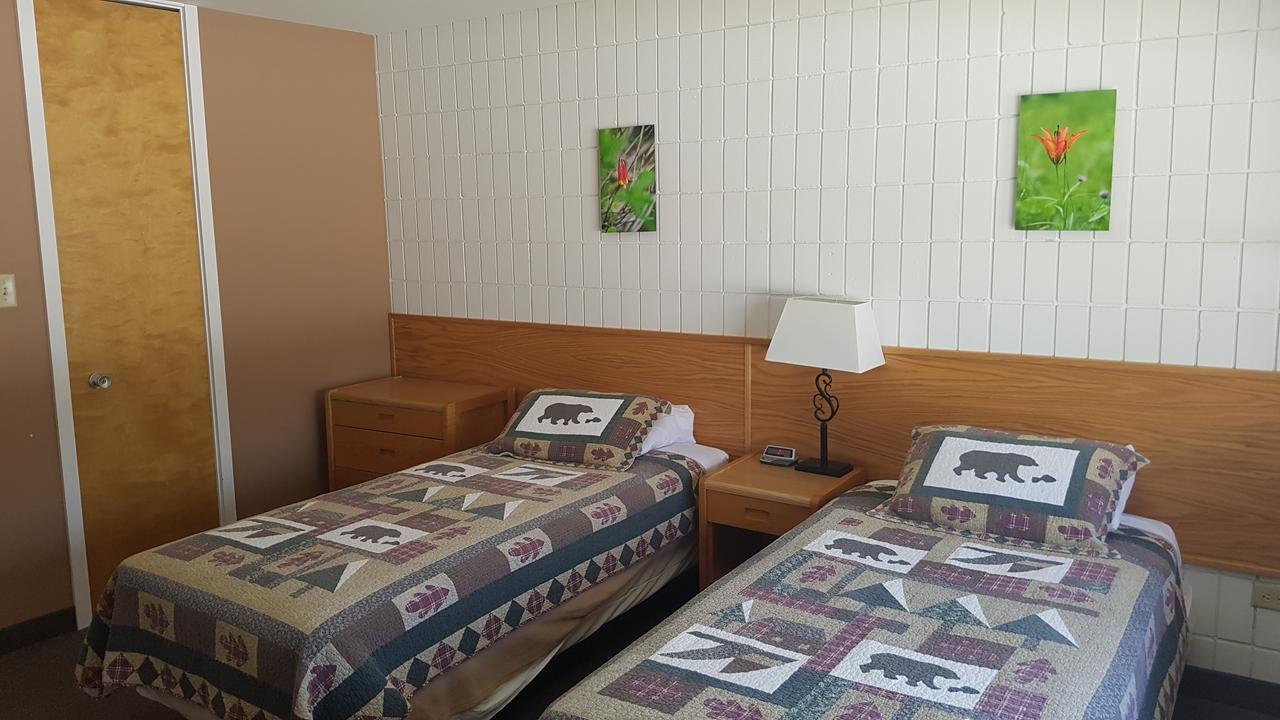 Pinawa Motel Экстерьер фото