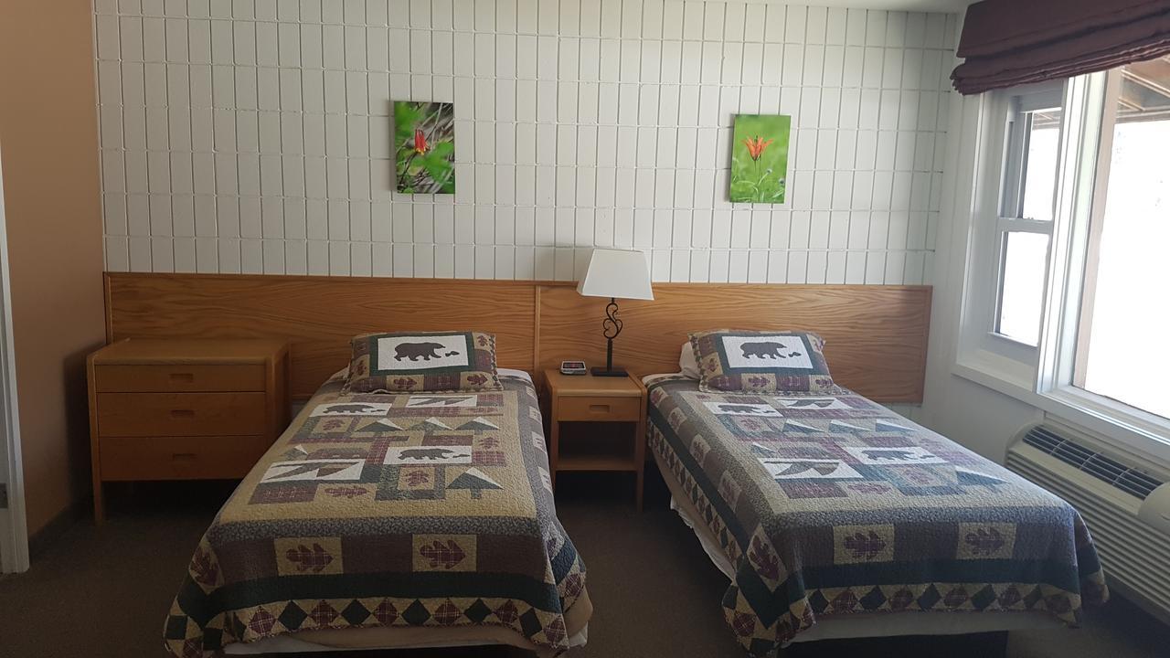 Pinawa Motel Экстерьер фото