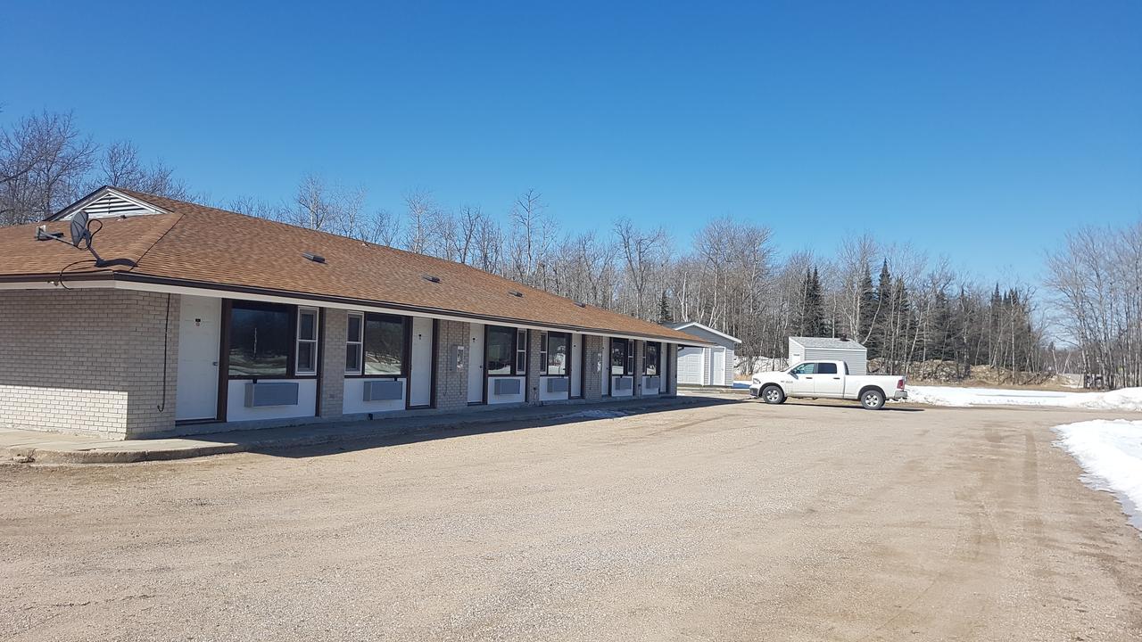 Pinawa Motel Экстерьер фото