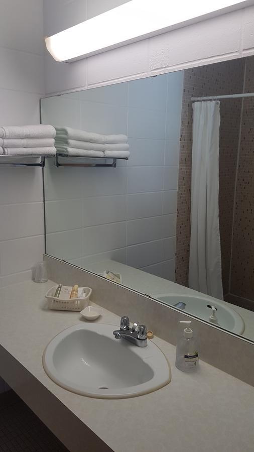 Pinawa Motel Экстерьер фото