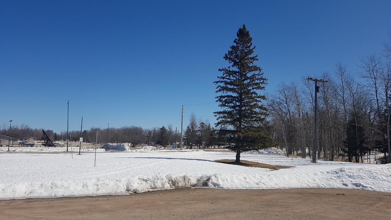 Pinawa Motel Экстерьер фото