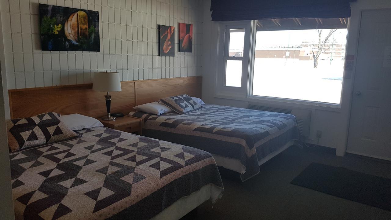 Pinawa Motel Экстерьер фото