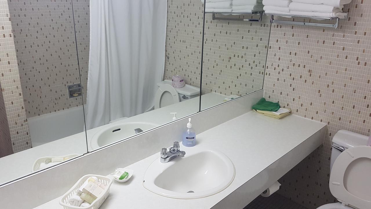Pinawa Motel Экстерьер фото