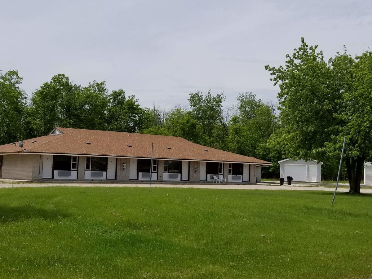 Pinawa Motel Экстерьер фото
