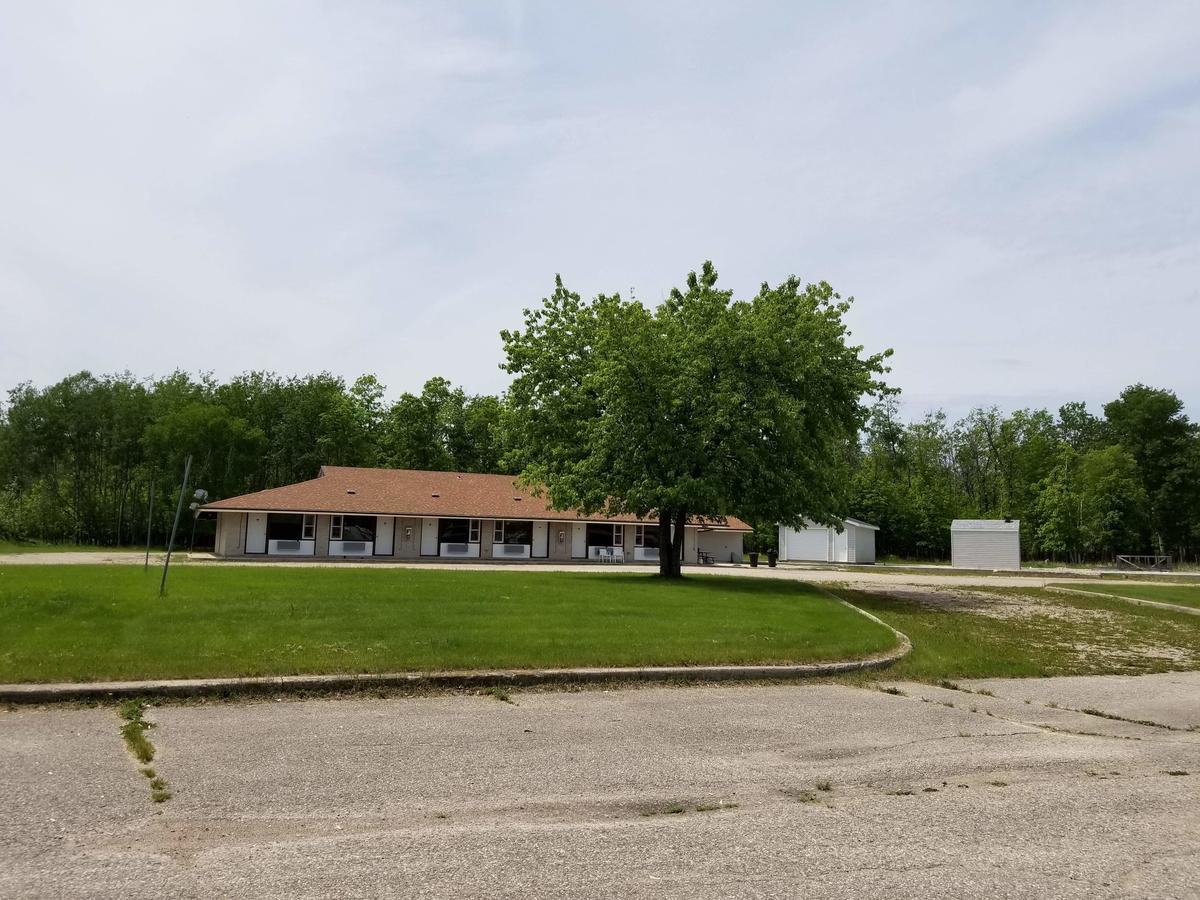 Pinawa Motel Экстерьер фото