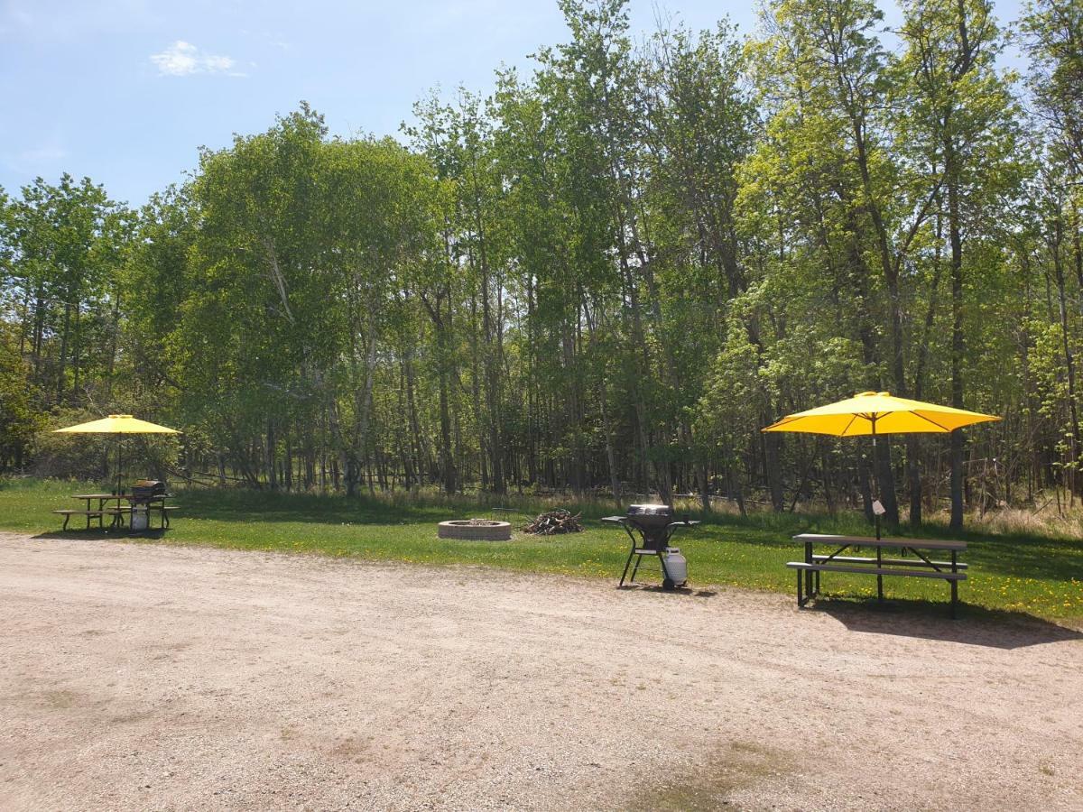 Pinawa Motel Экстерьер фото